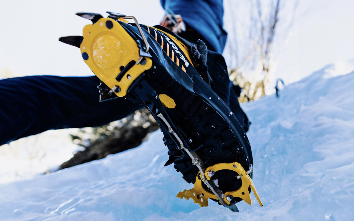 Dettaglio di un rampone Grivel montato su uno scarpone Scarpa