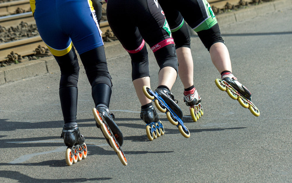 Ragazze praticano pattinaggio di velocità