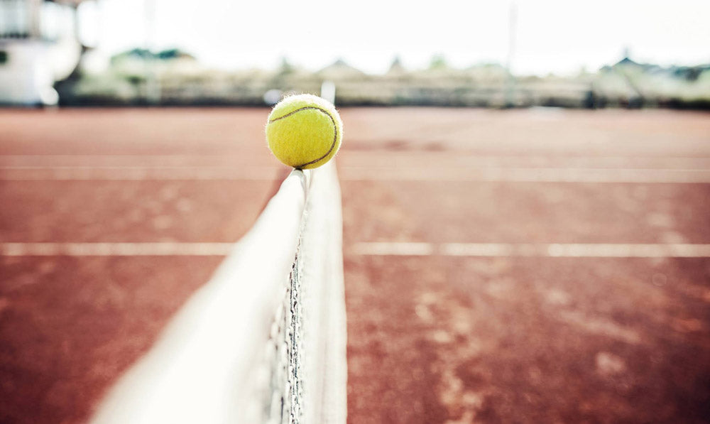Pallina da tennis in equilibrio sulla rete
