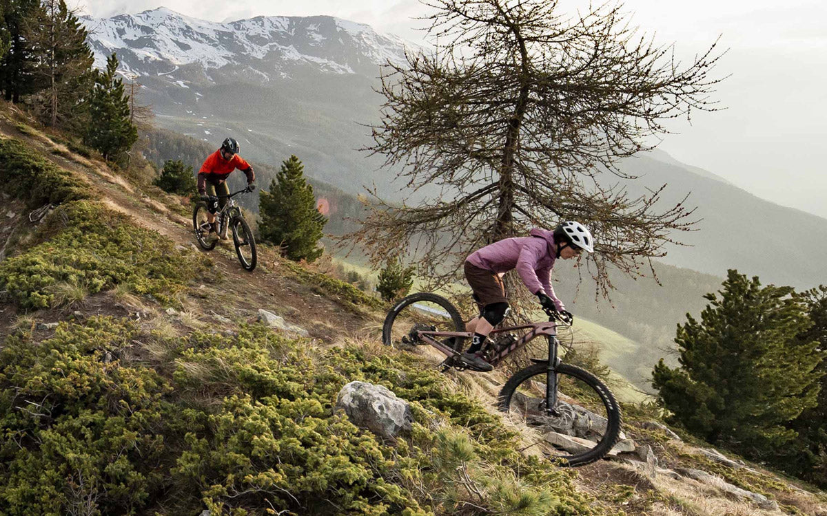 2 ragazzi mentre affrontano una discesa con MTB All Mountain Scott Genius