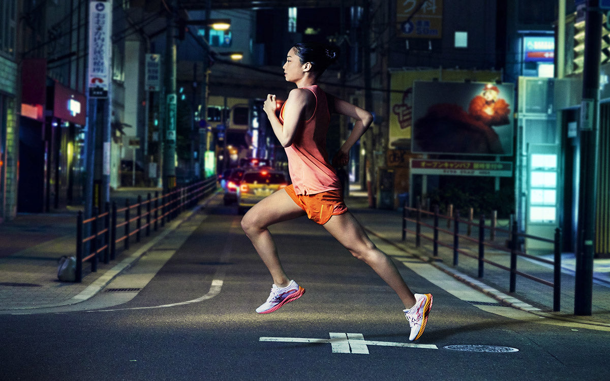 Una ragazza corre di sera con le Mizuno Wave Rider 7