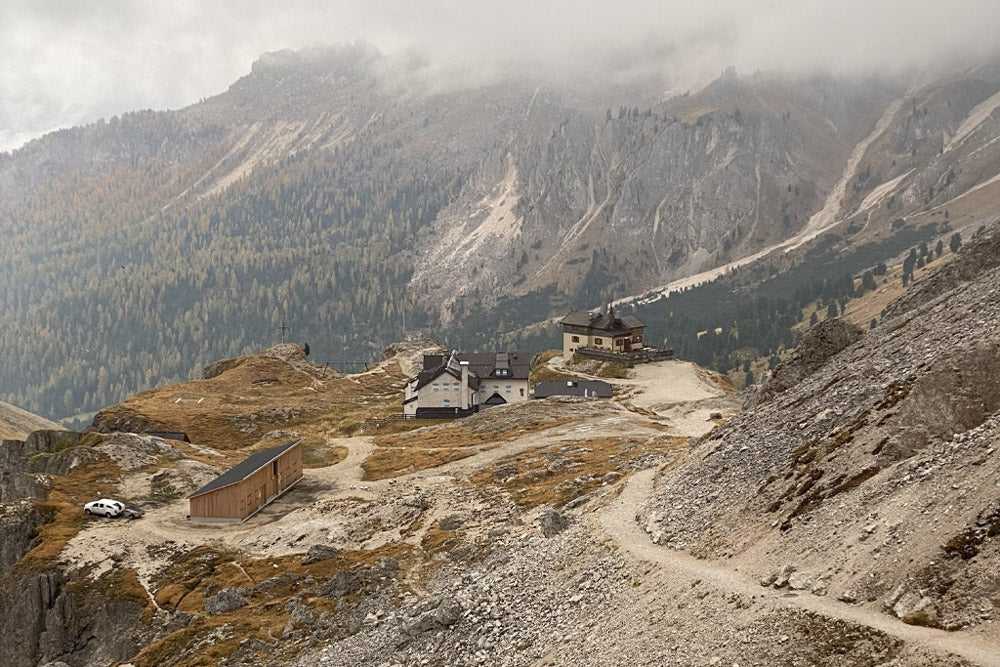 Il Rifugio Vajolet è situato a 2.243 metri di altezza, si trova in provincia di Trento