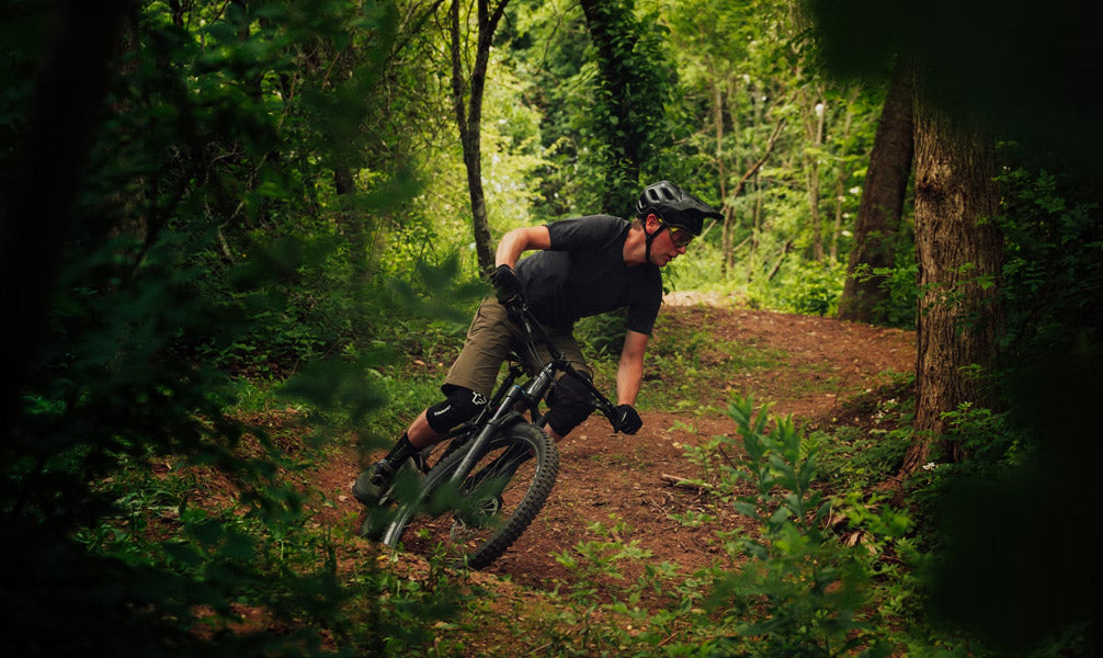 Percorso enduro nel bosco con una mountain bike