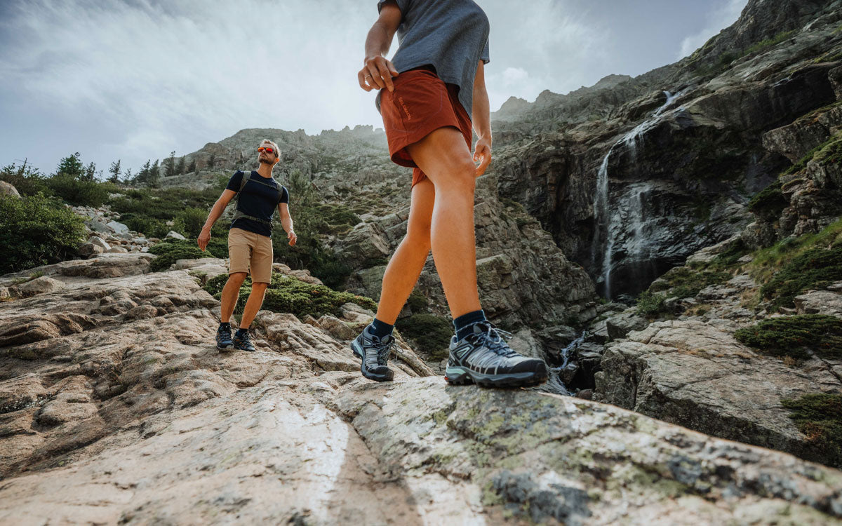 2 ragazzi durante un'uscita di trekking scelgono di indossare scarpe basse Salomon