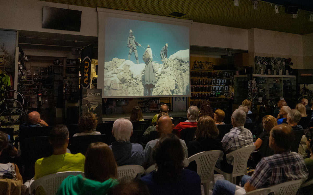 La proiezione del film "Pionieri" durante la serata dedicata a Peter Moser