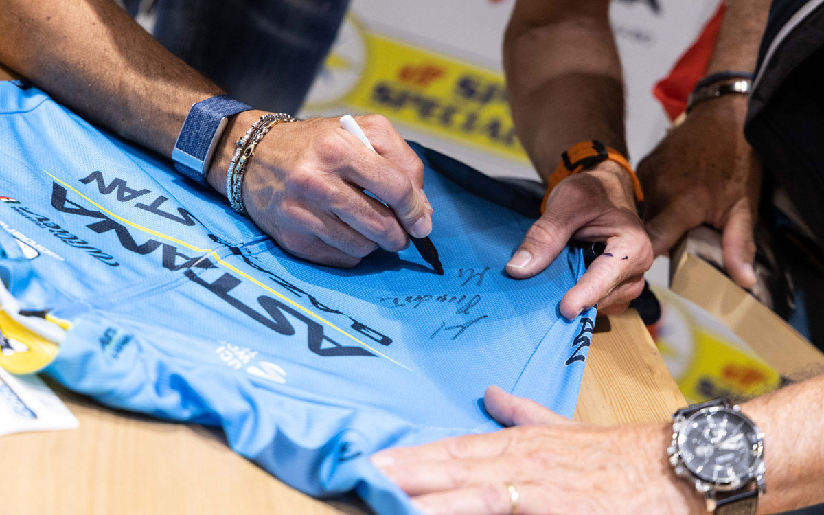 Vincenzo Nibali autografa una maglia da ciclismo di un fan