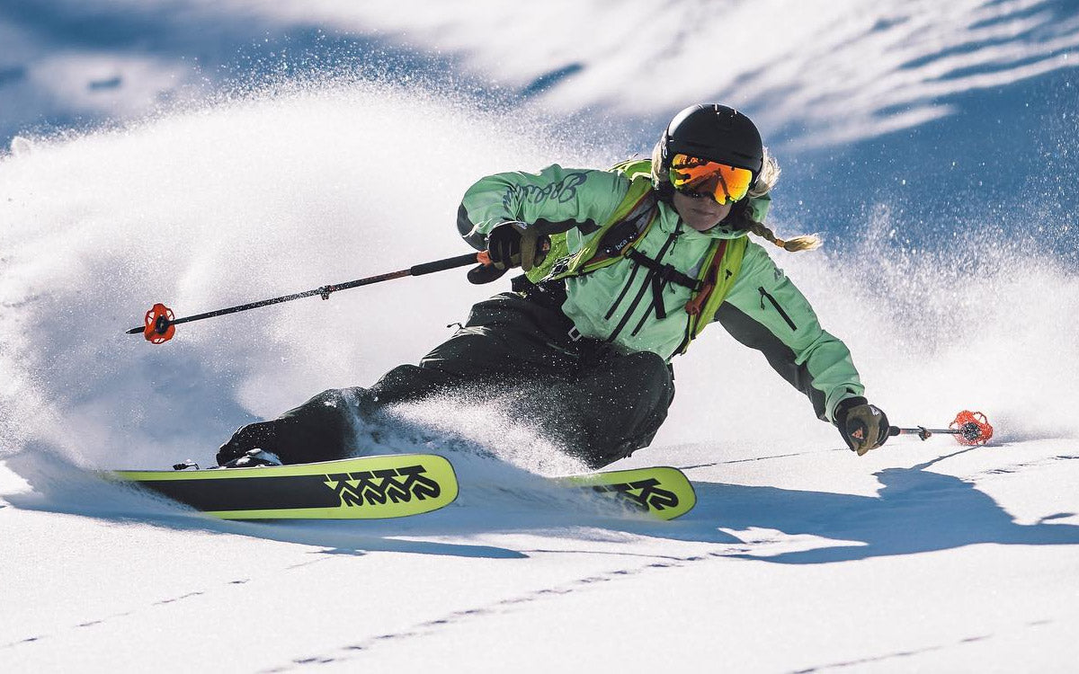Una ragazza mentre scia con sci da discesa freeride K2