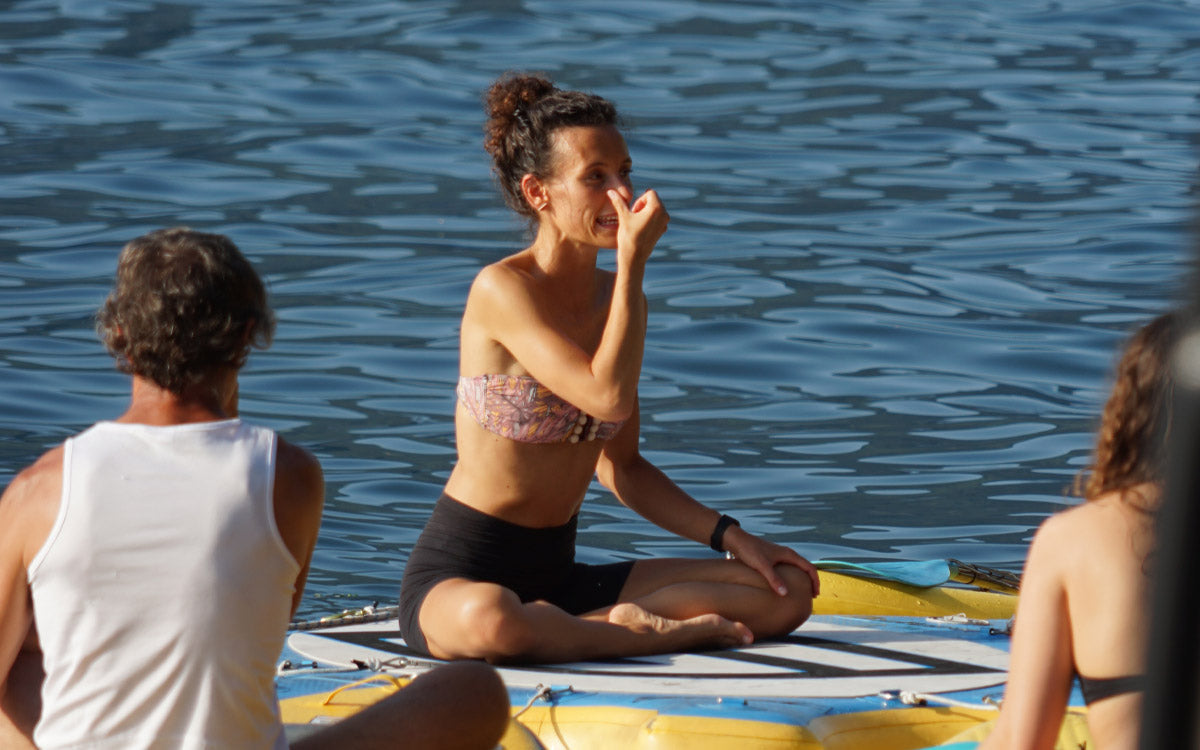 Un momento di respirazione insieme all'insegnante Lisa all'evento di sup yoga