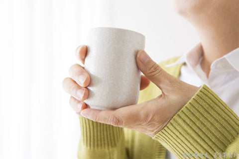 Demonstrate Proper Way To Drink Tea With A Yunomi Tea Cup