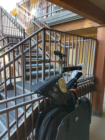 Das Schotterrad mit flachem Lenker wird aus der Fahrradreisetasche ausgepackt und mit dem Reisearbeitsständer Altangle Hangar Connect zusammengebaut