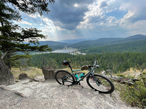 Flat Bar gravel bike révolte géant debout seul avec des montagnes en arrière-plan