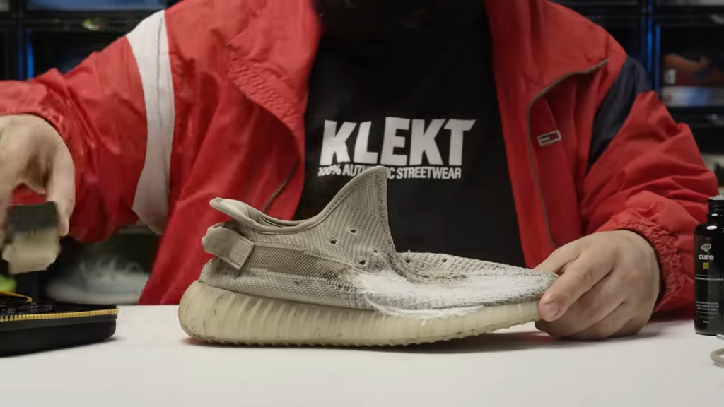 Cleaning process of YEEZY 350 V2