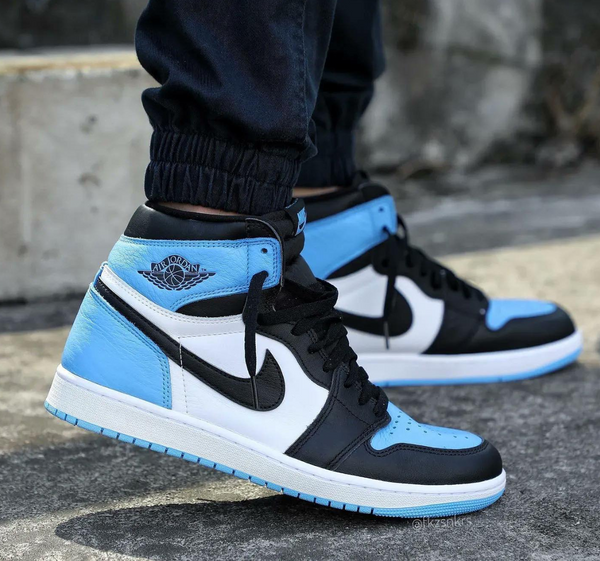 Air Jordan 1 Retro Mid 'Legend Blue