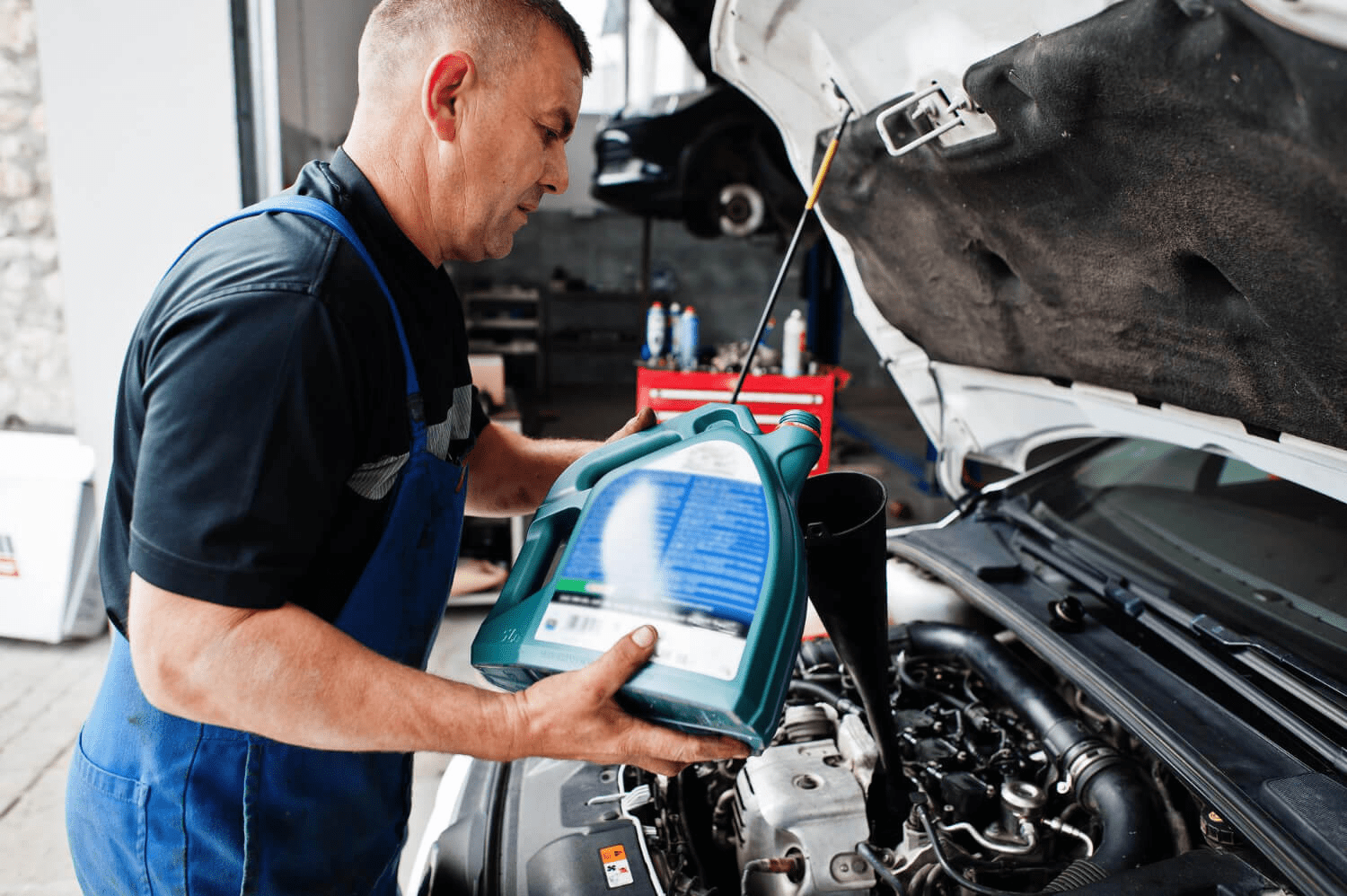 Synthetic blend motor oil for fuel economy