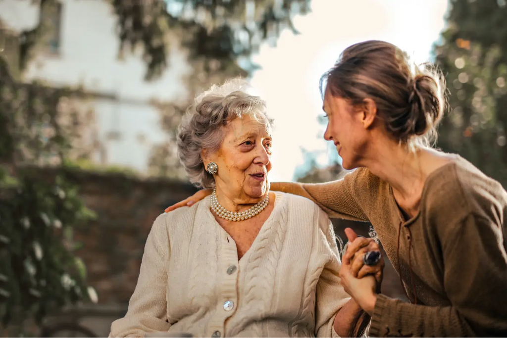 mère âgée et sa fille qui se parlent et se tiennent la main