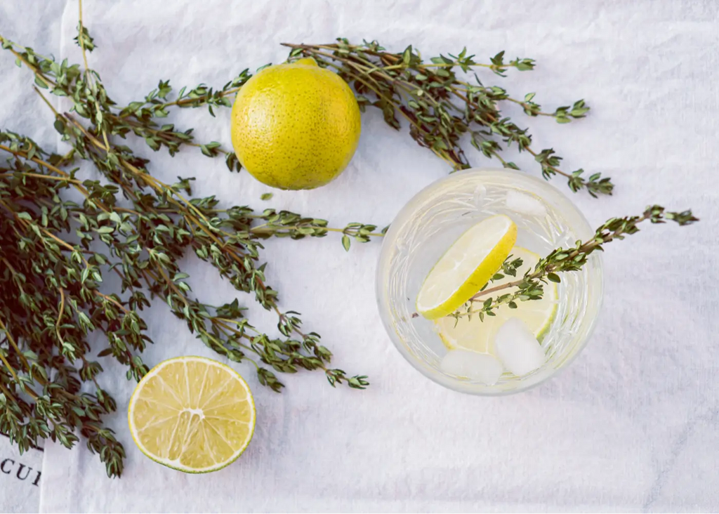 Tisane de thym avec du citron, des branches de thym sont disposés à côté