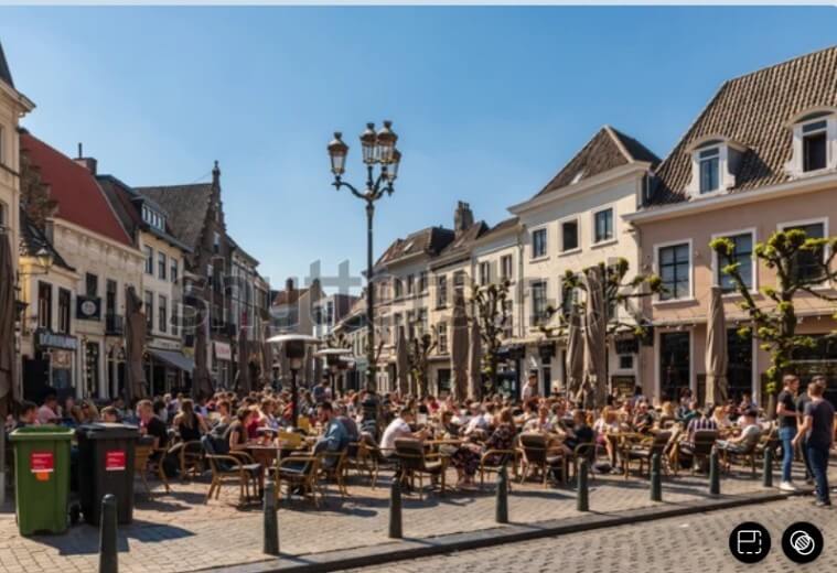 Centrum van Breda, met gezellig drukte en volle terrasjes op de Havermarkt