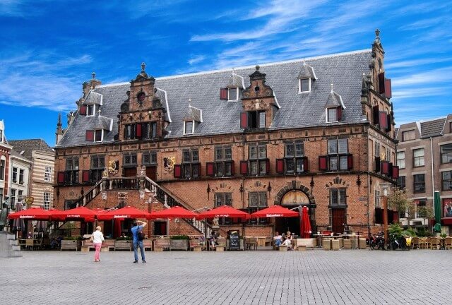Centrum van Nijmegen, met de Waag op de Grote Markt.