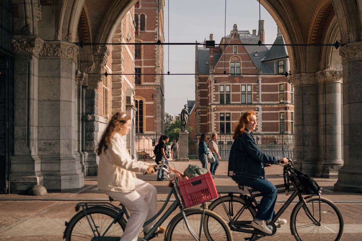 Jonge vrouwelijke allergiespecialist geeft uitleg aan een patiënt