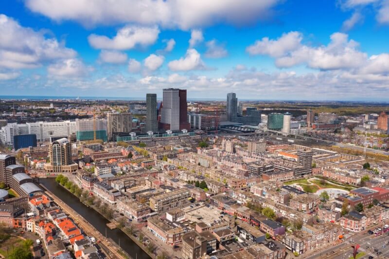 Panorama-uitzicht van Eindhoven met woningen, wegen en de rivier de Dommel