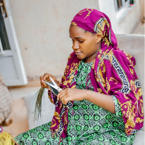 Rwandan artisan woman weaving handcrafted basket I Kaikô