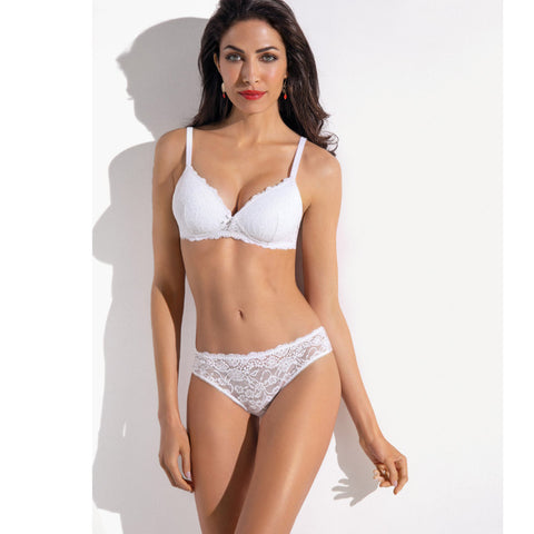 Donna in intimo bianco
