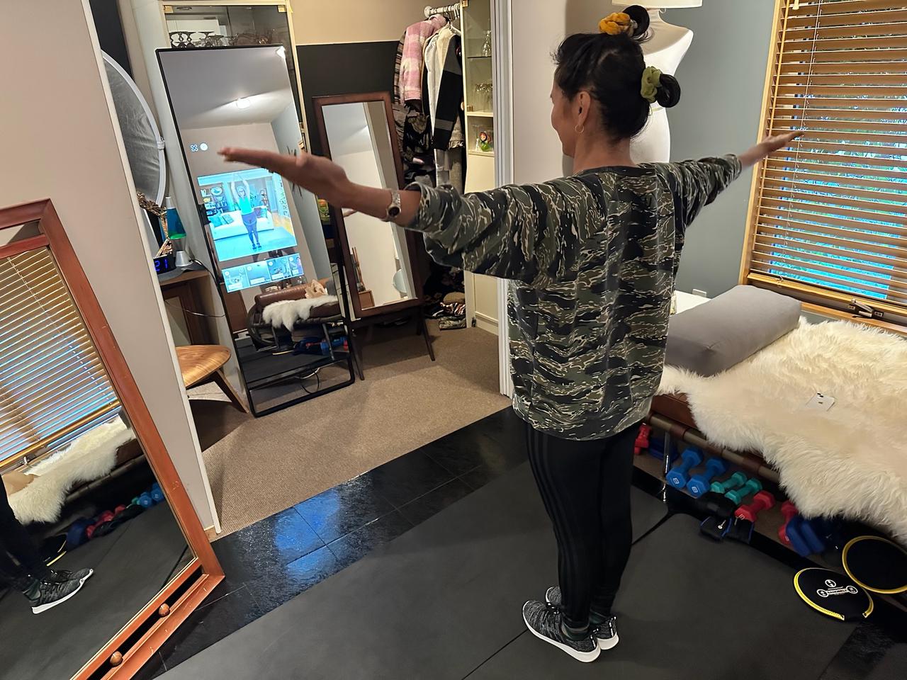 Circolo Customer completing an at-home workout on the Circolo Mirror.