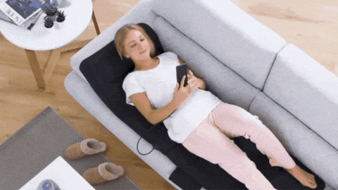 Frau entspannt auf der Massagematte mit Wärmefunktion