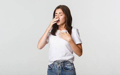 Bild zeigt frau beim niesen