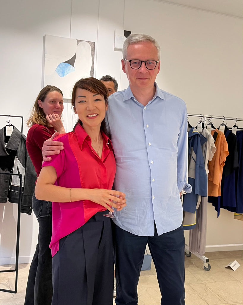 Bruno Lemaire visite le pop up store _ LUCIE BROCHARD.võ