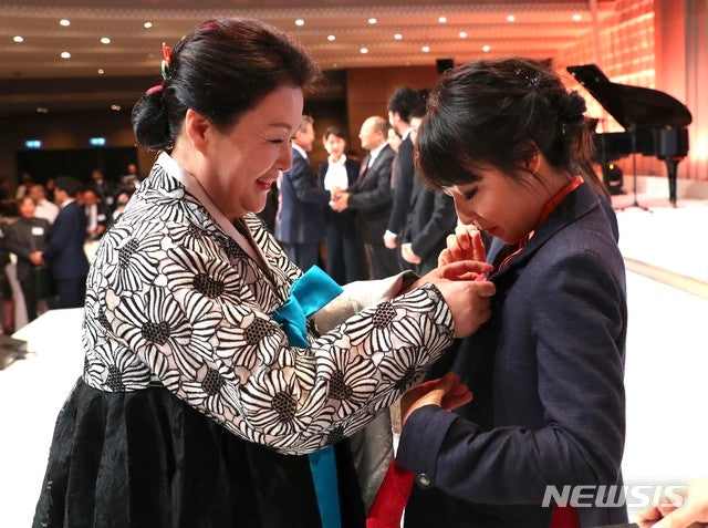 Korean First Lady and Lucie Brochard.võ