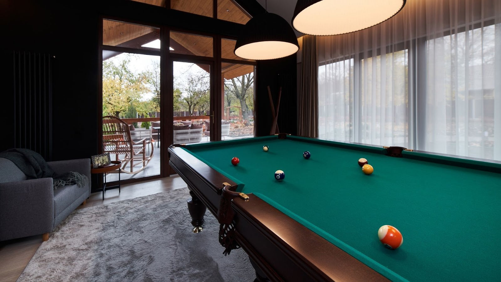 Comparison of snooker tables to other billiard tables