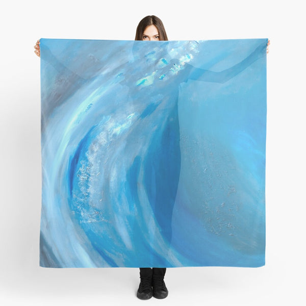 La bufanda Blue Wave está inspirada en la pintura de técnica mixta Rising with the Wave.