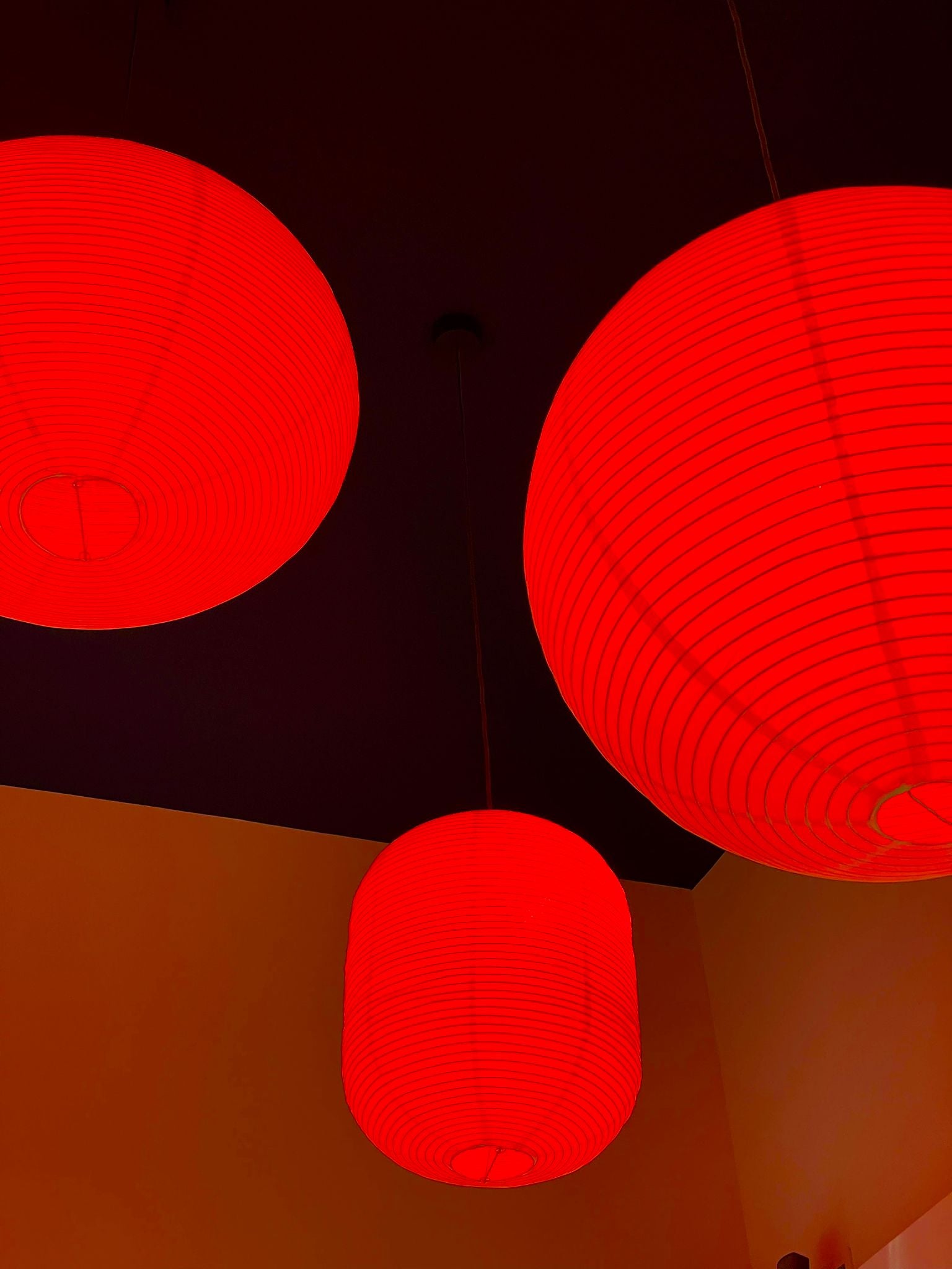 Lámparas colgantes auxiliares en color rojo para crear ambiente acogedor