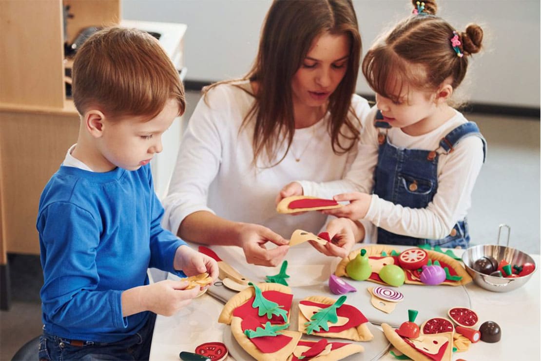 Enfants faisant la cuisine avec maman avec des jouets en bois et l'imagination