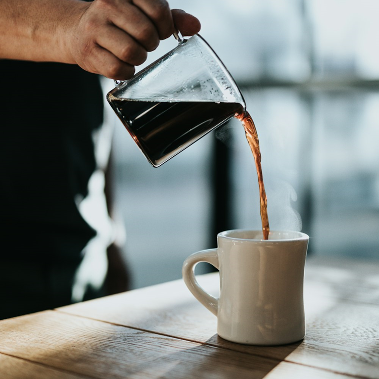 マグカップに注ぐコーヒー