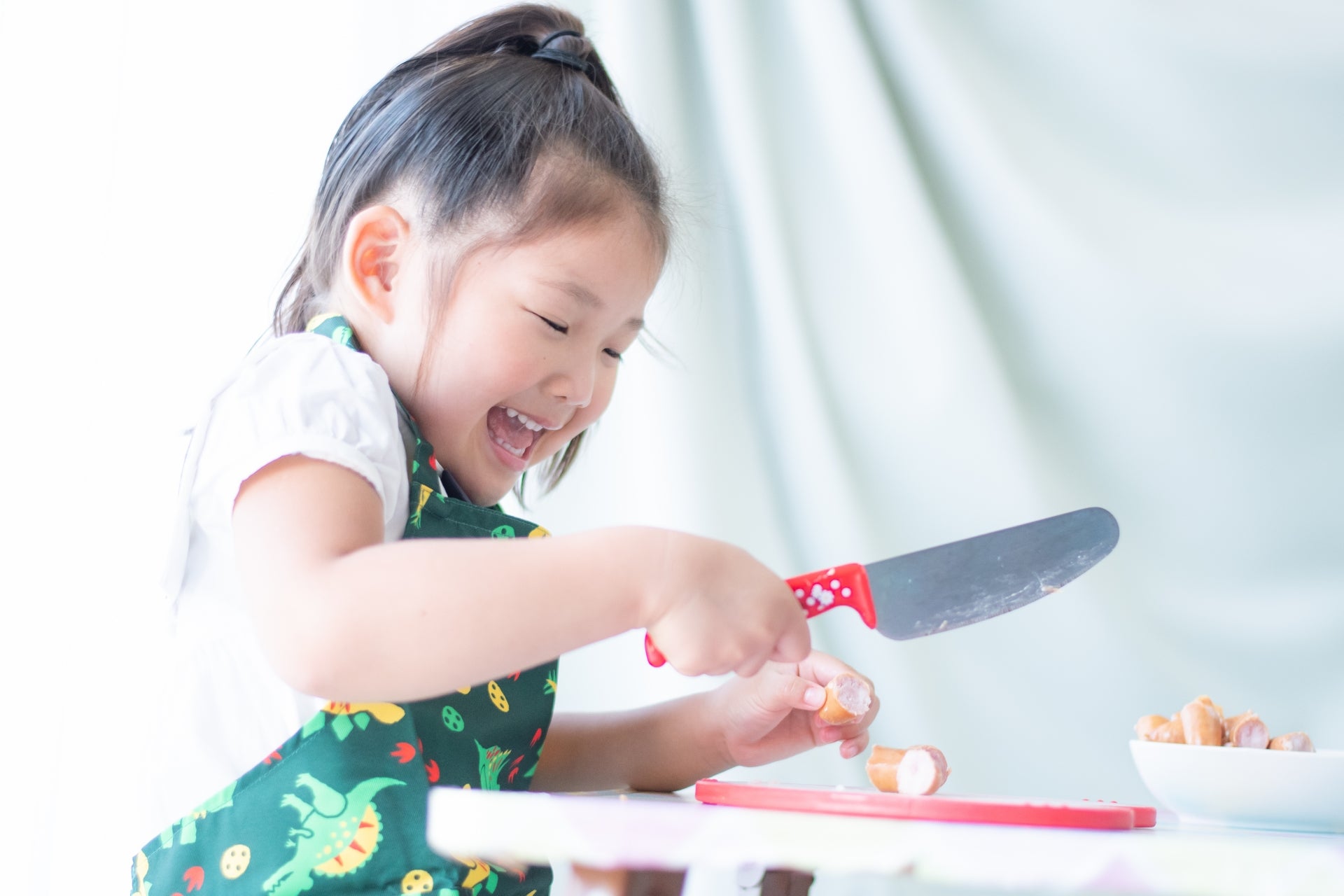 子ども用包丁でウィンナーをカット