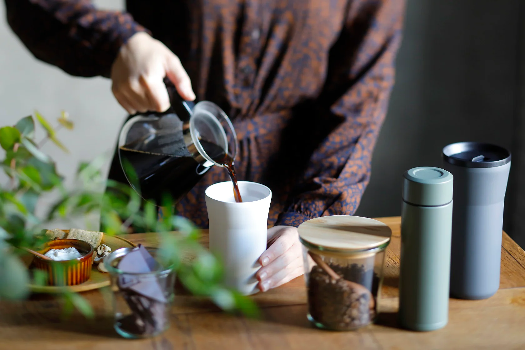 コーヒーを淹れる様子