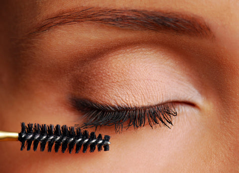 How to apply castor oil to eyelashes?