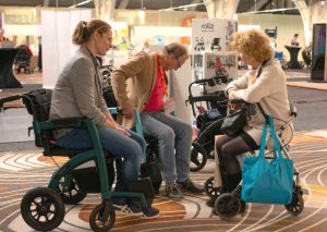 Einen Rollator im Freien korrekt nutzen-vidima-1