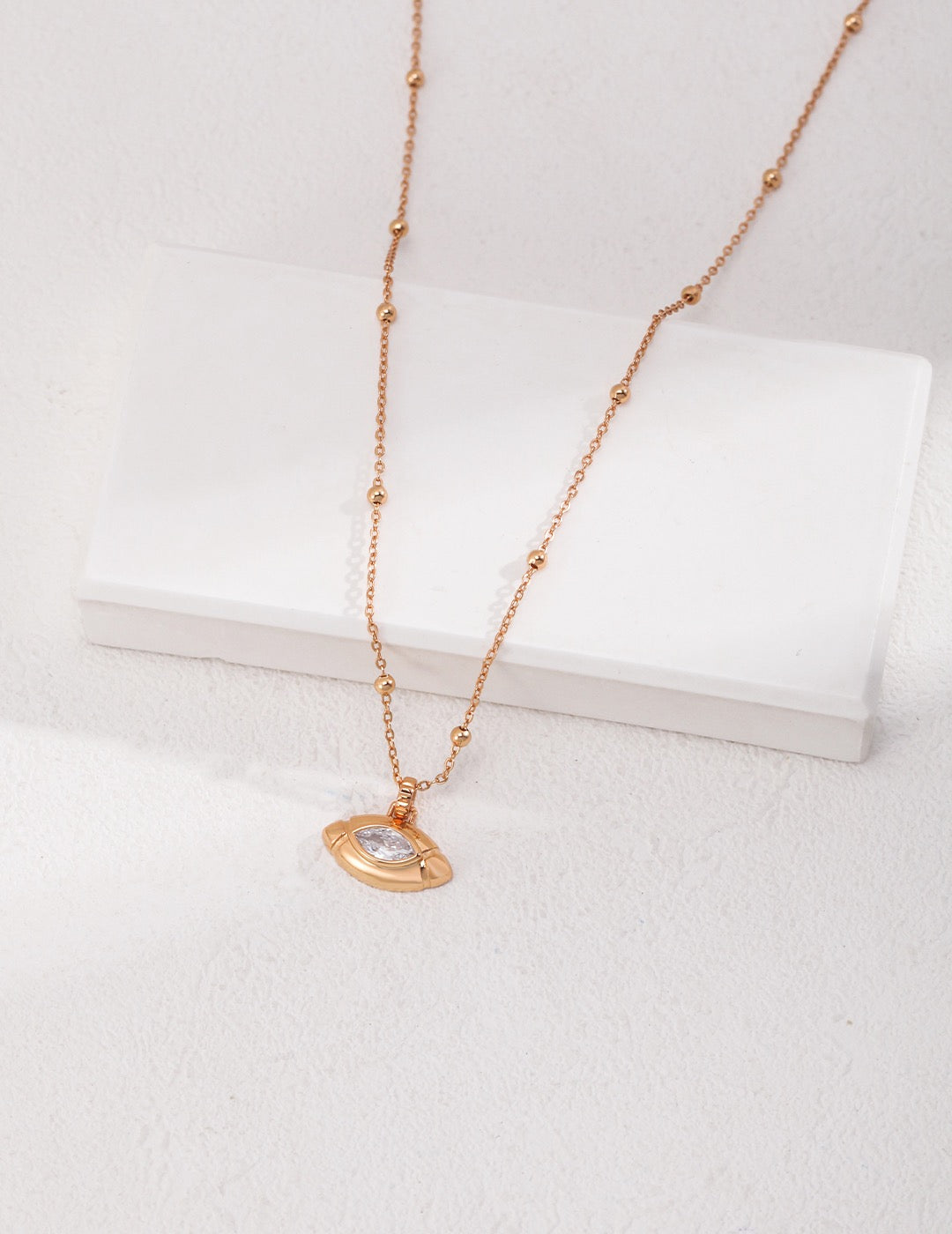 Women gold pendant necklace