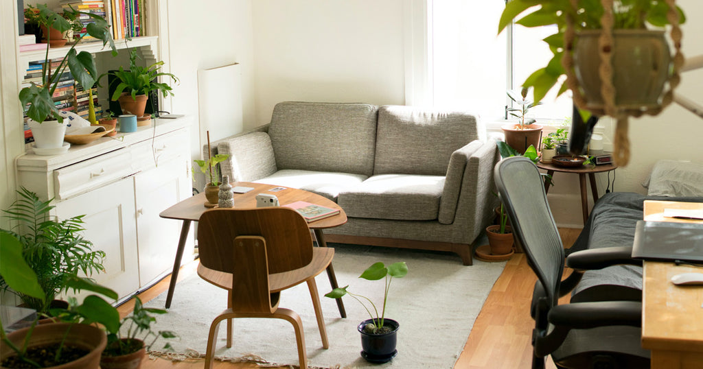 家具の選び方やレイアウトによって生活空間を区切ってくつろげるスペースを作る