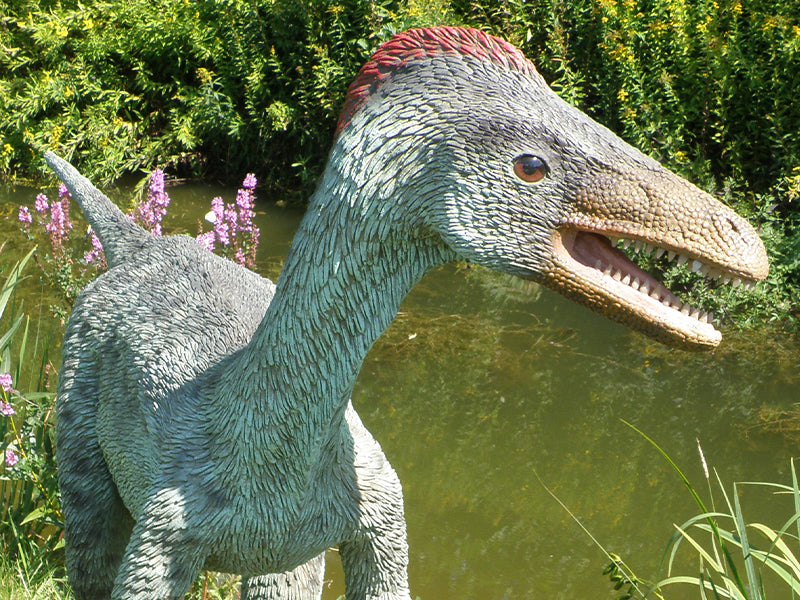 Dinosaure troodon statue