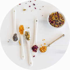 Propiedades del té floral serenidad ☕️ El té floral serenidad incorpora  poderosas plantas, flores y raíces medicinales.💚🍃 ⠀ Sus componentes  son, By MyTea El Salvador