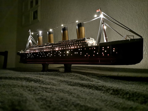 Revell 3D puzzle titanic led lights on in dark