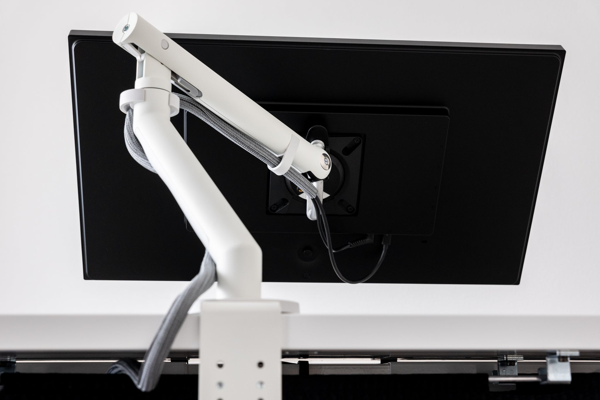 ハーマンミラーのモニターアーム『Flo Monitor Arm (White)』を販売