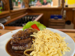 Zwiebelrostbraten mit Spätzle und Soße | Haus- & Hoffest 2023 | Weingut Zaiß | Stuttgart-Obertürkheim