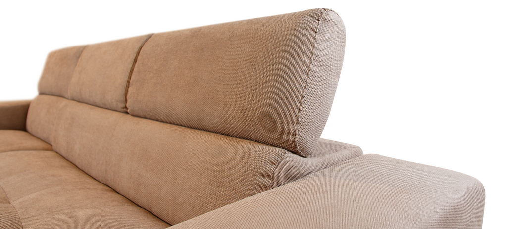 Partcolare dei poggiatesta reclinabili del divano letto con penisola Puccini