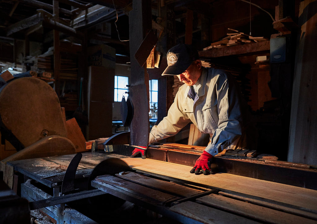 Cut the wood, looking at the details of the wood and imagining the finished box.