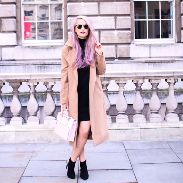Fashion super blogger inthefrow carrying the MC Midi in dusky pink at